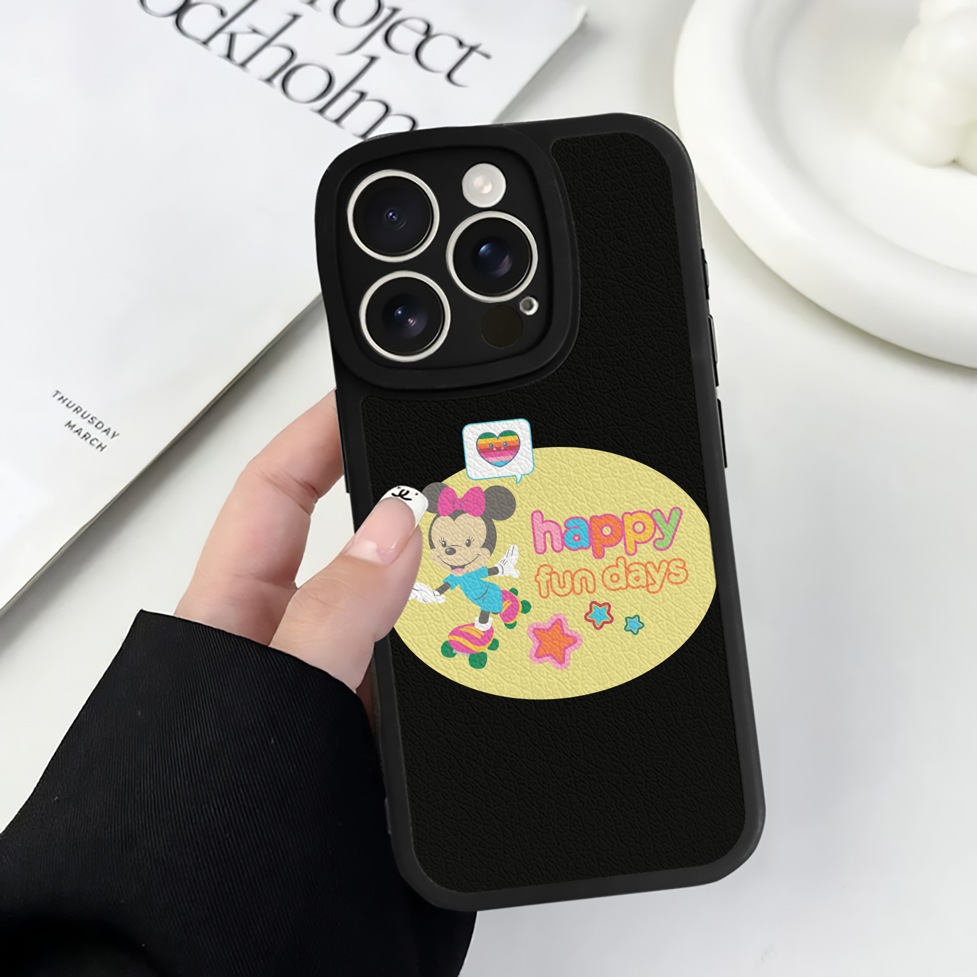 （画像用） ミッキーマウス Mickey Mouse 【iPhone 16シリーズ対応】シリコンスマホケース（レザー調） 材質：シリコン